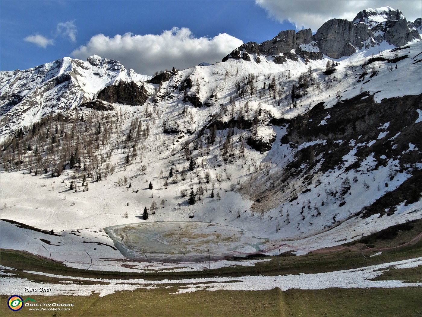 87 Il laghetto di Arale in lento disgelo.JPG